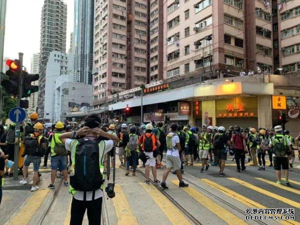 两张香港今日非法集会现场照，告诉你境外受众看到的会是什么