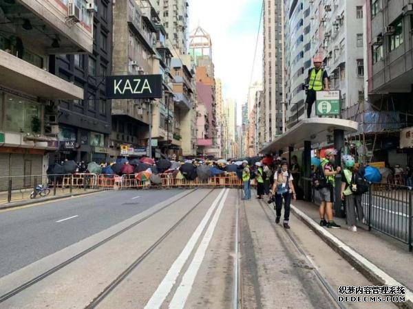 两张香港今日非法集会现场照，告诉你境外受众看到的会是什么