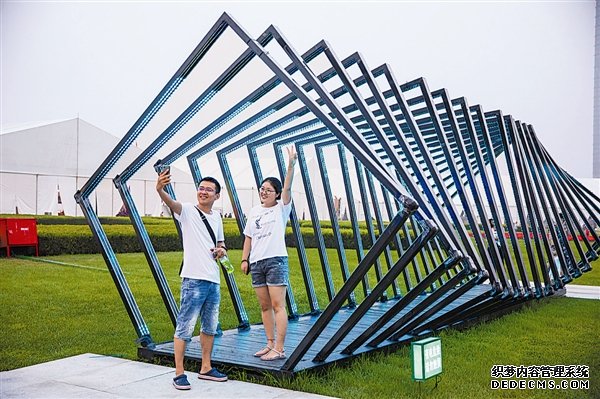 啤酒节会场内设置了多种灯光道具吸引游客拍照留念。本报记者王韬飞