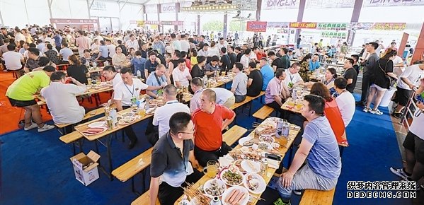 ▶游客和市民在啤酒大篷内举杯畅饮。