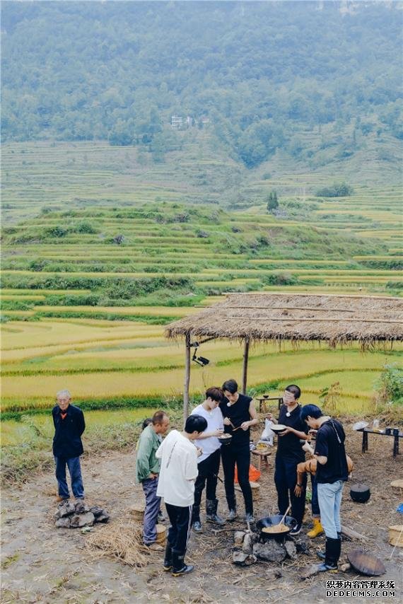 坤音四子为吃重庆地道美食被烟熏 偶像男团人设崩塌