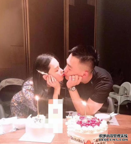 张馨予晒照为老公何捷庆生 庆结婚一周年甜蜜热吻