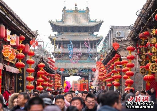     资料图：春节假期，山西平遥古城内各地游客络绎不绝。中新社记者 侯宇 摄  