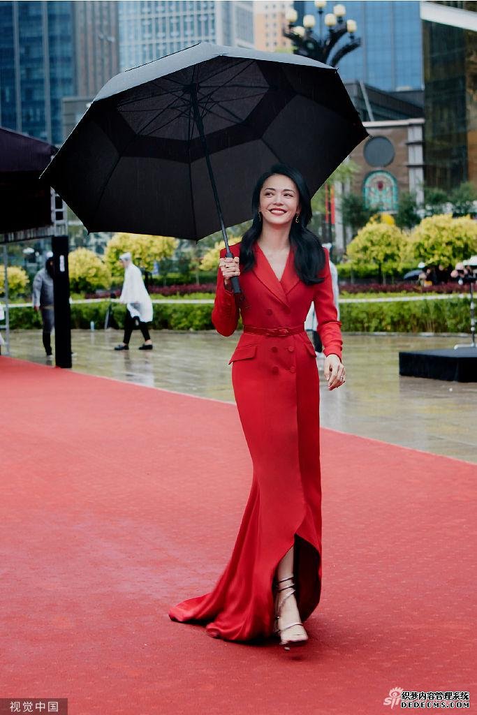 姚晨雨中走红毯撑伞灿笑 西装式拖尾红裙明艳大气