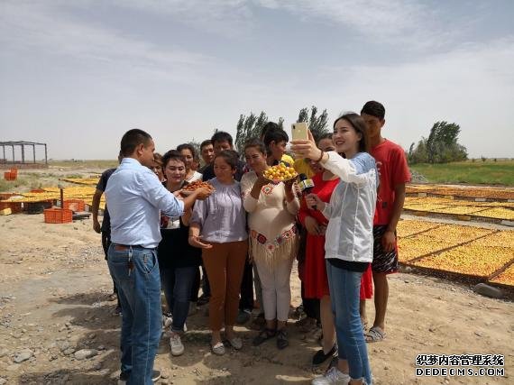 佟丽娅与新疆皮山县村民视频连线庆生 决心归乡扶贫