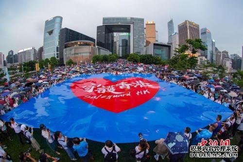 资料图：7月20日下午，30余万香港市民在金钟添马公园参加“守护香港”集会，共同守护香港法治的核心价值，维护法治，反对暴力。/p中新社记者 张炜 摄