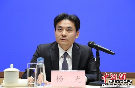 8月6日，国新办举行介绍对香港当前局势的看法吹风会。国务院港澳事务办公室发言人杨光强出席吹风会。/p中新社记者 杨可佳 摄