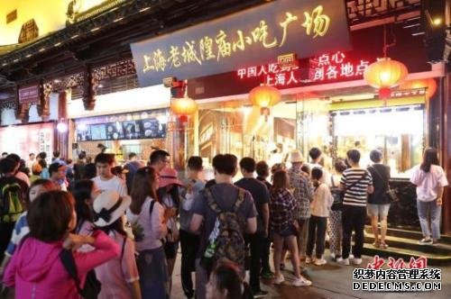 资料图：上海豫园夜市特色美食吸引食客大排长龙。张亨伟 摄