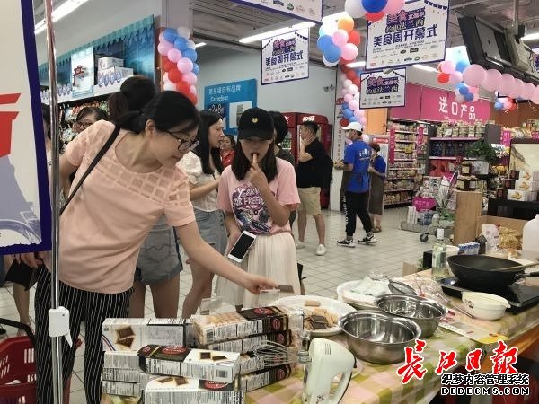 法国人吃的百年饼干、奶酪也可在武汉买到，国