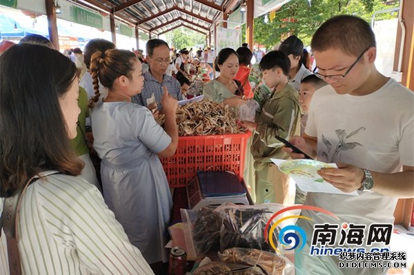 “逛吃”嬉水节 保亭美食购物嘉年华带来一站式