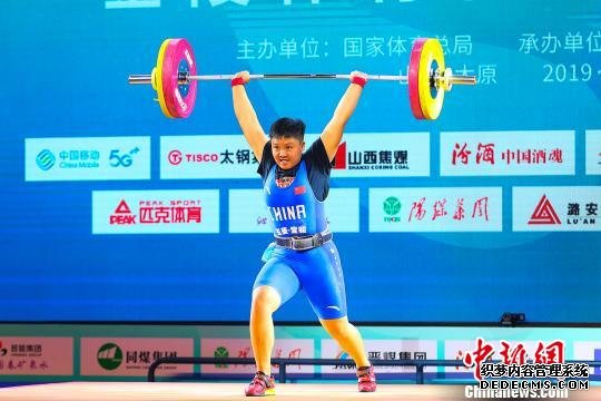 “二青会”举重比赛 女子上演“力拔山兮气盖世”