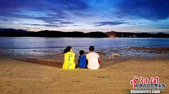 亲子家庭在游客在泰国普吉岛避暑游。游客供图