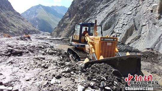 系统清理泥石流堆积物。新疆交通运输厅供图