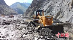 新疆独库公路大型泥石流
