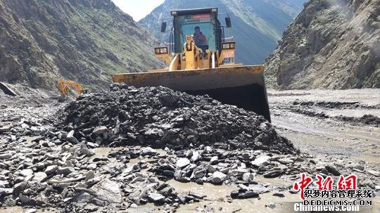 此次泥石流掩盖路面长度超过300米，平均厚度超过4.5米，堆积物体积超过6万立方米。新疆交通运输厅供图