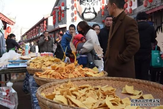 崆峒古镇人气火爆 民众赏民俗看社火 逛灯会品美