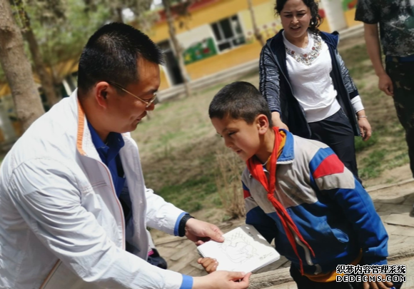 沪援疆专家为边疆小学生带来上海学校的“助学