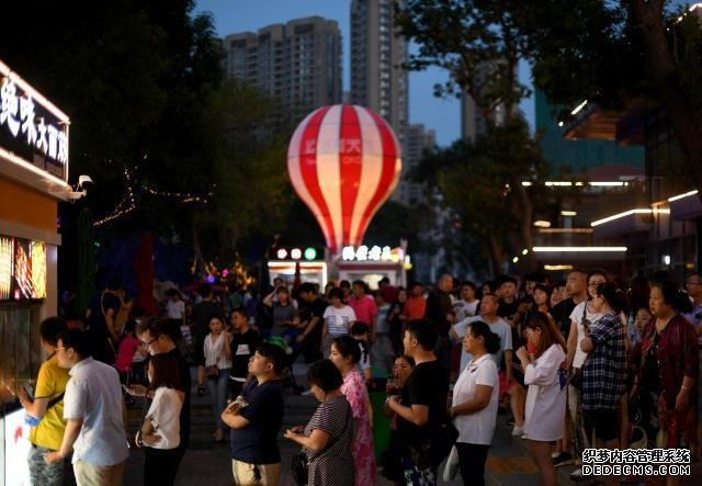 【长城评论】夜经济来了，购物美食嗨起来