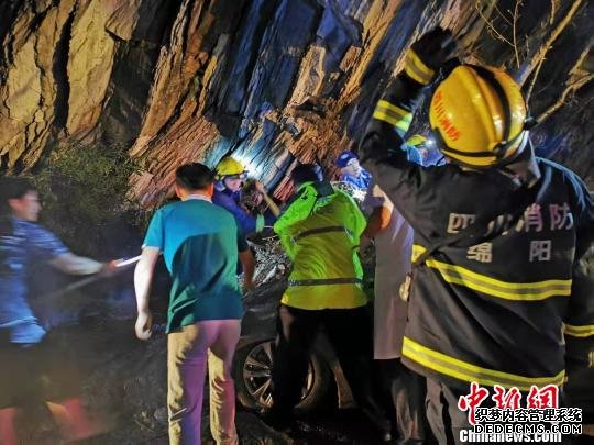 汶川因暴雨转移疏散滞留游客 民众免费为过往游客送水和食物