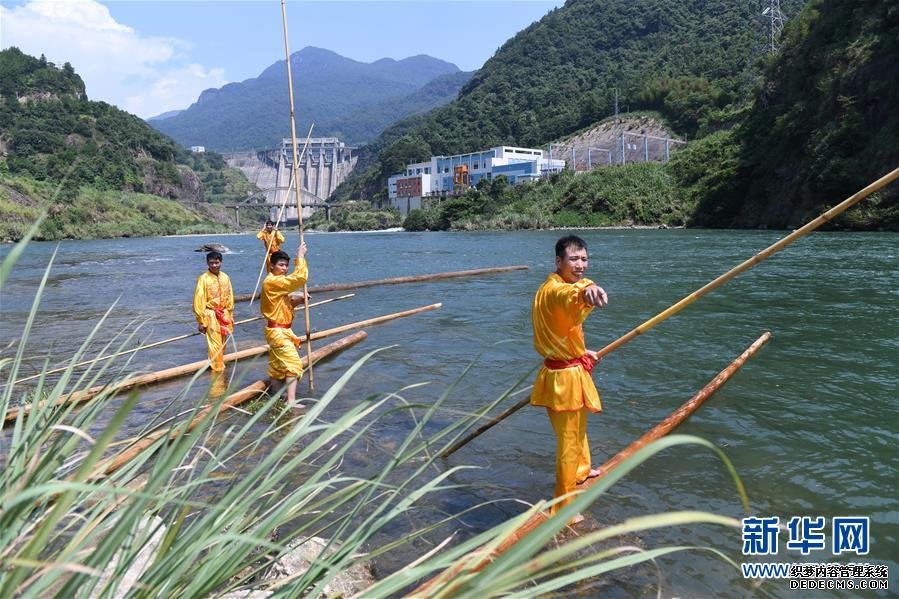 乌蒙山区扶贫第一书记背后的“老监工”