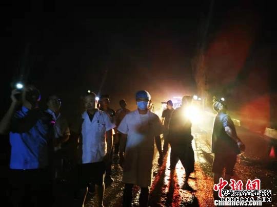 汶川因暴雨转移疏散滞留游客，北川民众免费为游客送水和食物