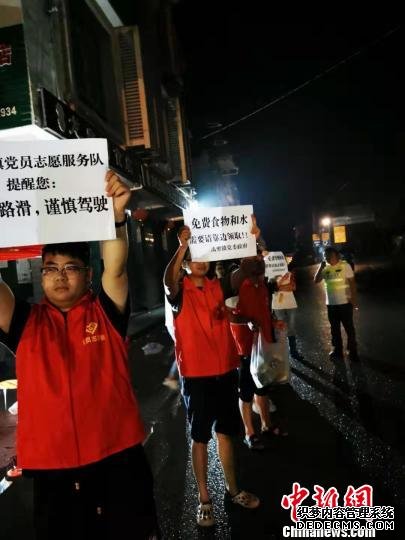 汶川因暴雨转移疏散滞留游客，北川民众免费为游客送水和食物