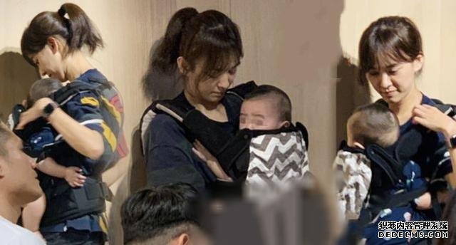 陈意涵抱儿子现身为老公打call 小初肉嘟嘟乖萌可