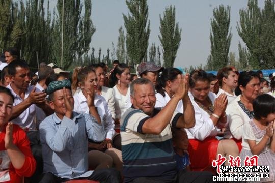 新疆和田地区墨玉县25日举办当地首届“中国农民丰收节”庆祝活动。　陶拴科 摄