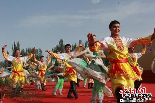 新疆和田地区墨玉县25日举办当地首届“中国农民丰收节”庆祝活动。　陶拴科 摄