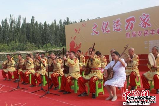 新疆和田地区墨玉县25日举办当地首届“中国农民丰收节”庆祝活动。　陶拴科 摄