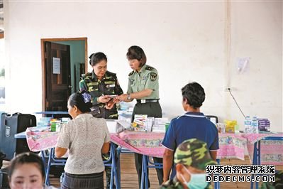 我军“和平列车”医疗队在老挝阿速坡省义诊