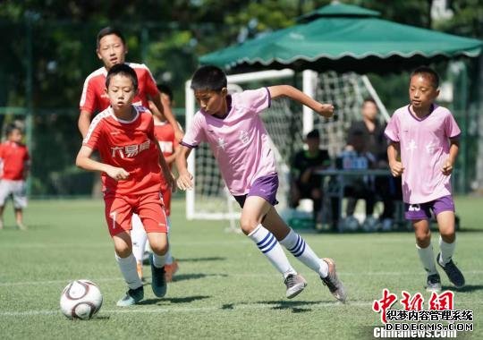 第四届北京晚报百队杯少儿足球城际赛在国家奥林匹克体育中心举行。主办方