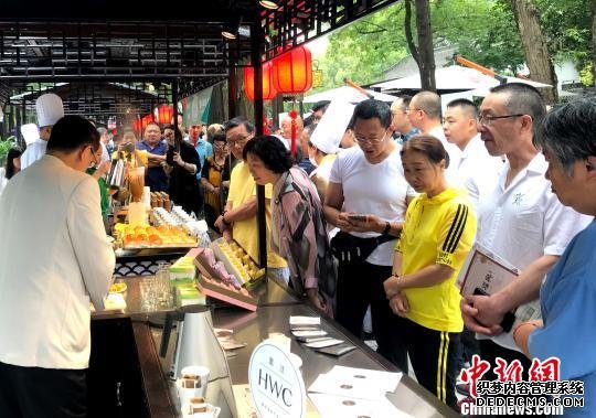 图为餐饮企业展示各自拿手的早茶产品和制作技艺。　崔佳明 摄