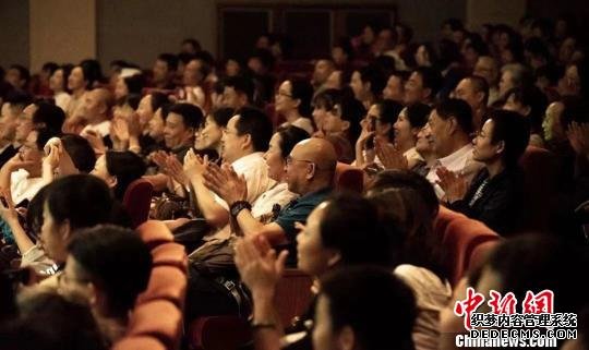 《那拉提恋歌》在北京人民艺术剧院、首都剧场上演时深受好评。　郝晨光 摄