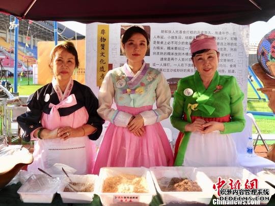 商家展示制作朝鲜族特色美食打糕所需要的食材 刘栋 摄