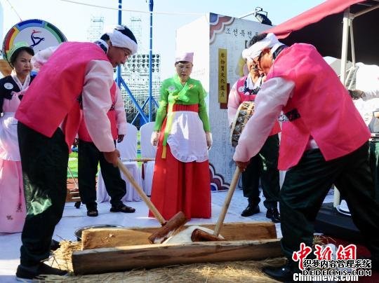 商家正在现场制作朝鲜族特色美食年糕 刘栋 摄