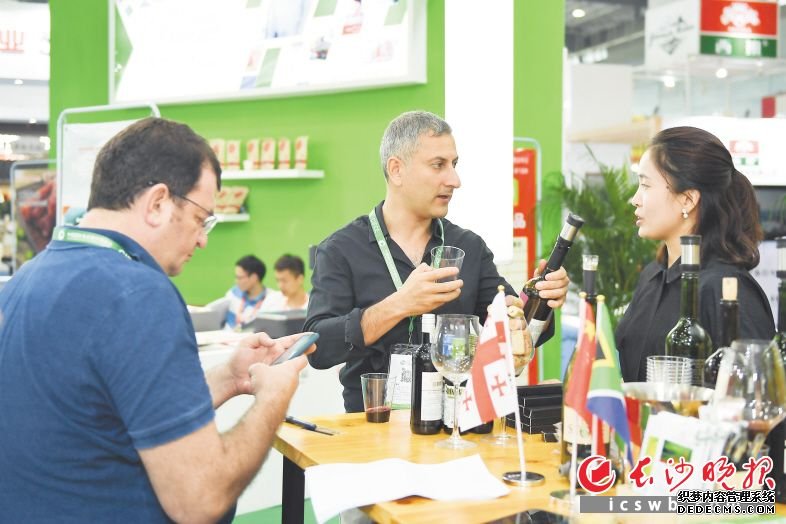 2018年国际食品餐饮博览会现场，外国采购商在品尝采购红酒。长沙晚报全媒体记者 黄启晴 摄(资料图片)