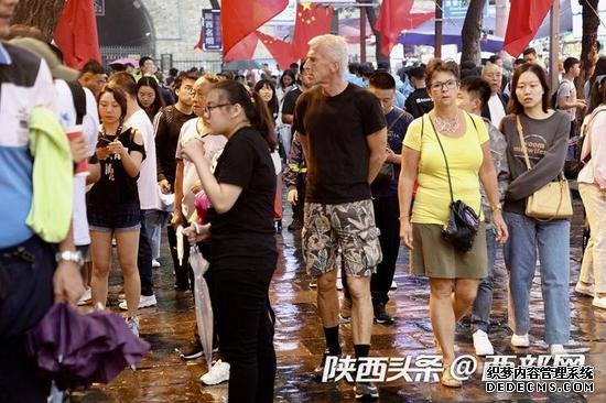 假期首日游客冒雨打卡西安美食 除了胡辣汤还有“国庆面”