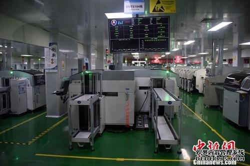 资料图：参加2018工业互联网高峰论坛的代表参观中国航天科工集团有限公司旗下成都智慧海派的云制造示范基地，其智能工厂物流系统的现场展示引人关注。<a target='_blank' href=''>中新社</a>记者 孙自法 摄