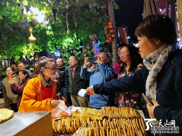 购物美食嗨起来：灯光秀助力秋日夜经济