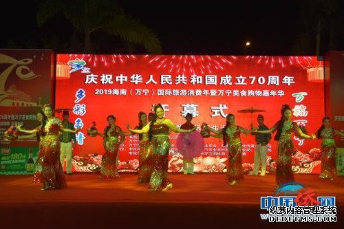 开幕式上东南亚风情舞蹈表演。　陈燕清　摄