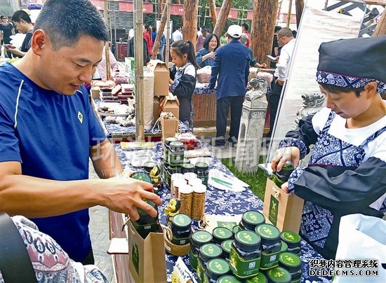 乡村美食“轮番上阵” 游客乐享“饕餮盛宴”