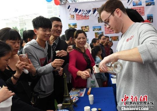 图为民众在活动现场品尝法国美酒。　周毅 摄