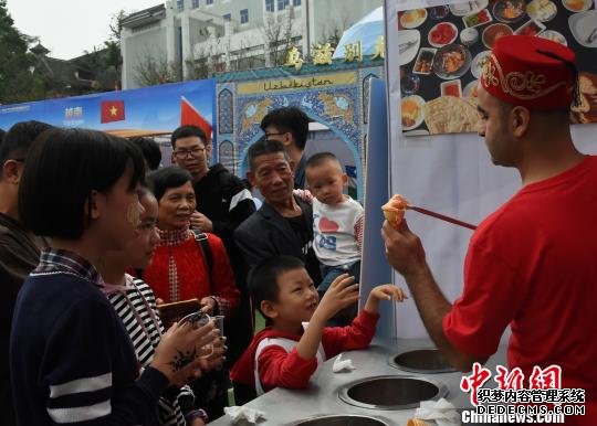 图为土耳其冰激凌吸引市民。　周毅 摄