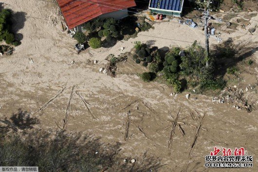 日本灾区台风后 受灾民众地上拼出“水、食物”