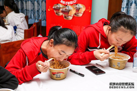 郎平朱婷亮相康师傅训练营 “排球+美食”为孩子