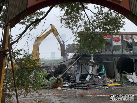 双井街道多部门联动拆除百子湾路9号美食城违建