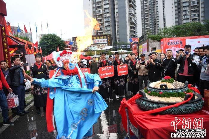 图为火锅美食文化节上川剧演员表演变脸、喷火。　陈超 摄
