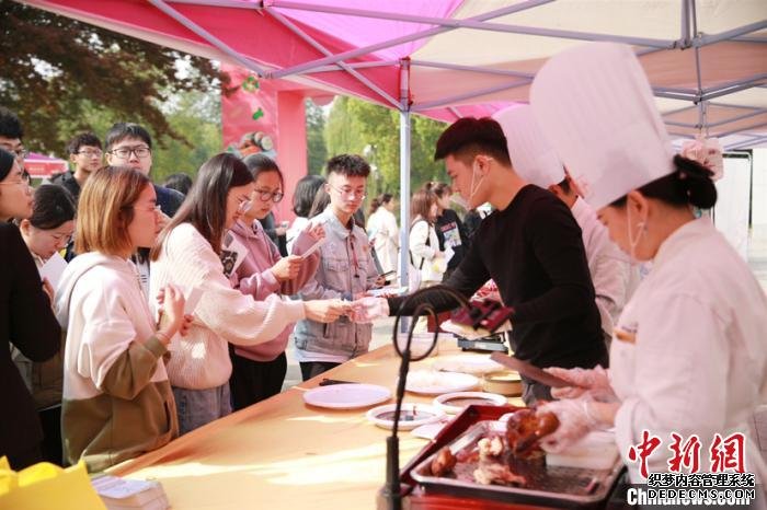 全国多所高校拉起展台，摆上自家的“看家美食” 庄媛 摄