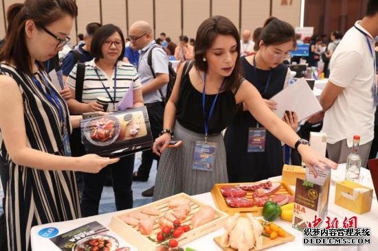 资料图：7月26日，在第二届进博会倒计时100天即将来临之际，面向食品及农产品展区、医疗器械及医药保健展区的展前供需对接会在国家会展中心(上海)举行。/p中新社记者 张亨伟 摄